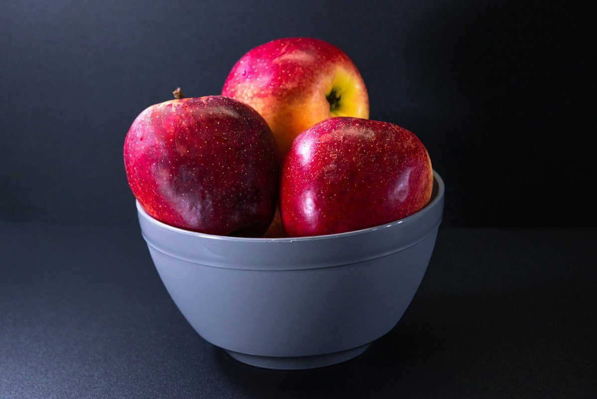 Bol de pommes rouges sur un fond sombre