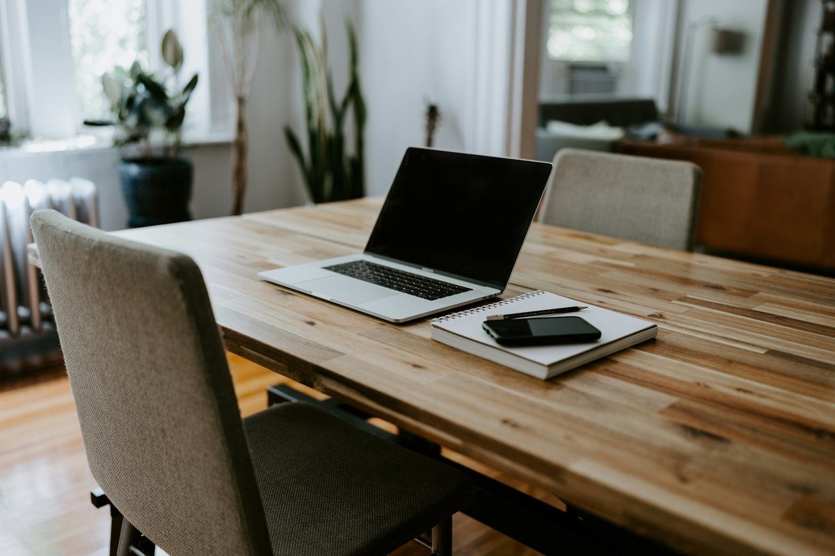 Ordinateur portable sur une table en bois dans un salon lumineux