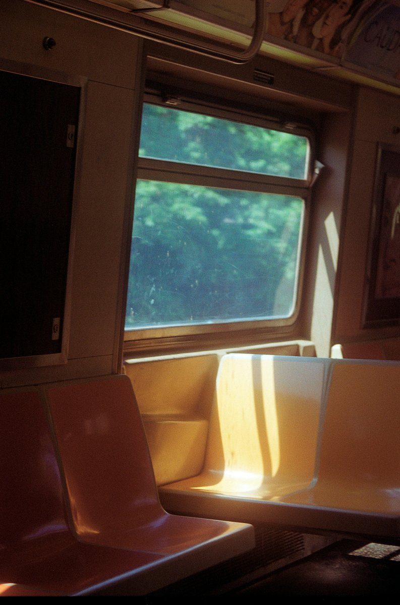 Banquettes de train vides dans la lumière du matin